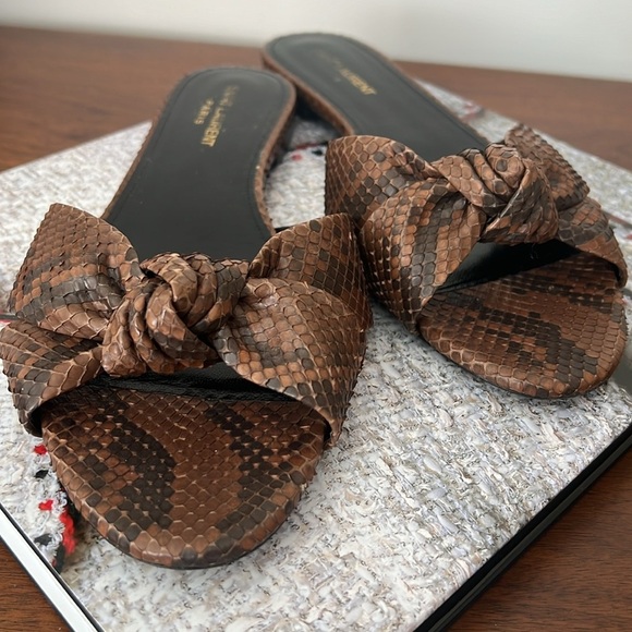 SAINT LAURENT size 40.5
Bianca Knot Genuine Python Slide Sandal
$895 - Picture 4 of 6